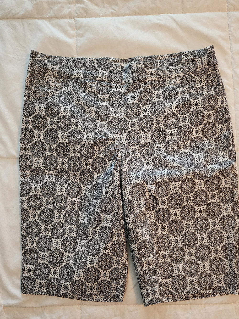 Patterned Black & White Women’s Stretch Bermuda Shorts